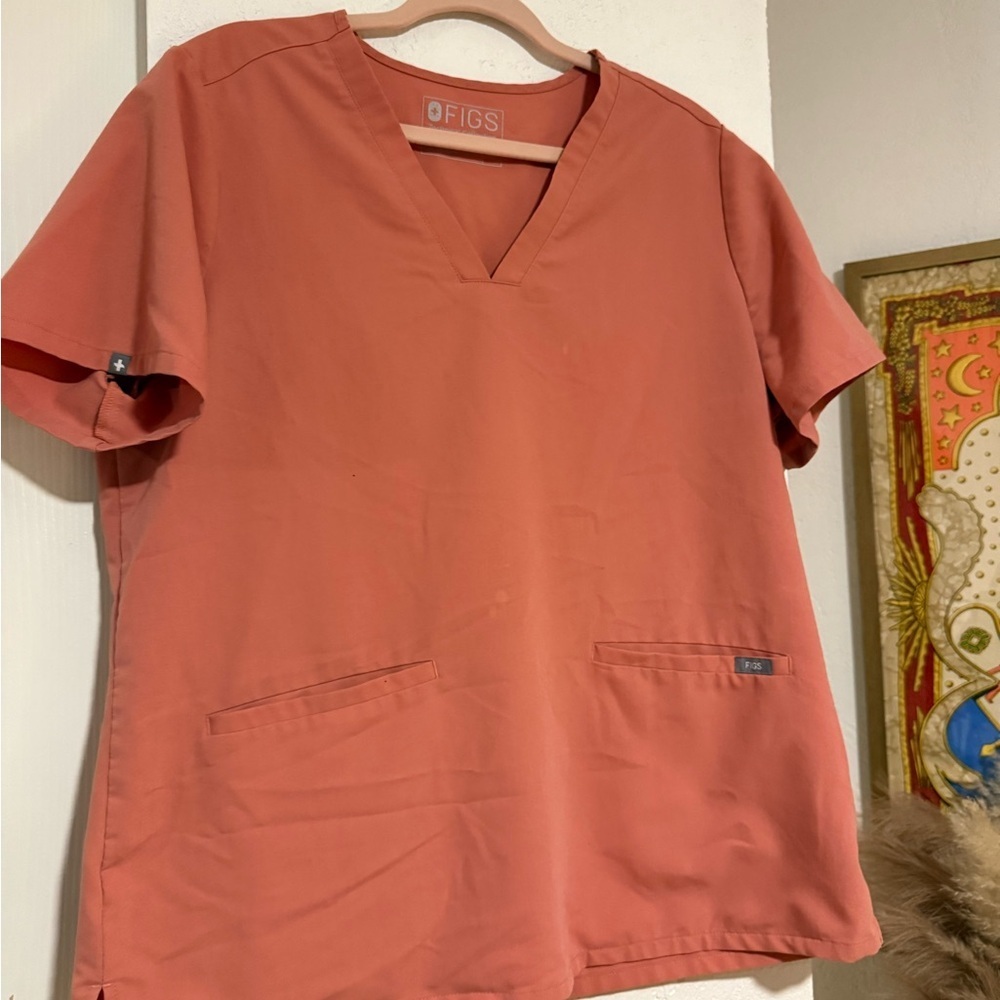 Preowned, Woman’s XL, FIGS Casma three-pocket scrub top in Coral/dusty Cedar